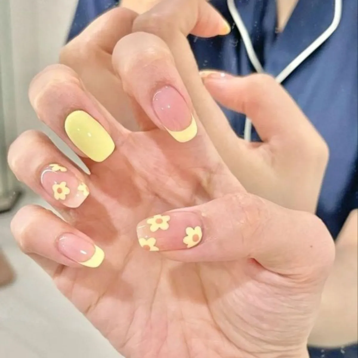 Bắt kịp xu hướng màu nail hot trend 2025 với Selena Gomez