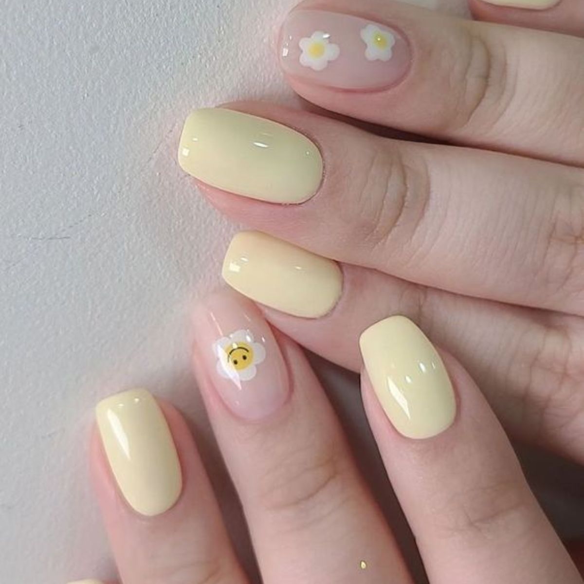 Bắt kịp xu hướng màu nail hot trend 2025 với Selena Gomez