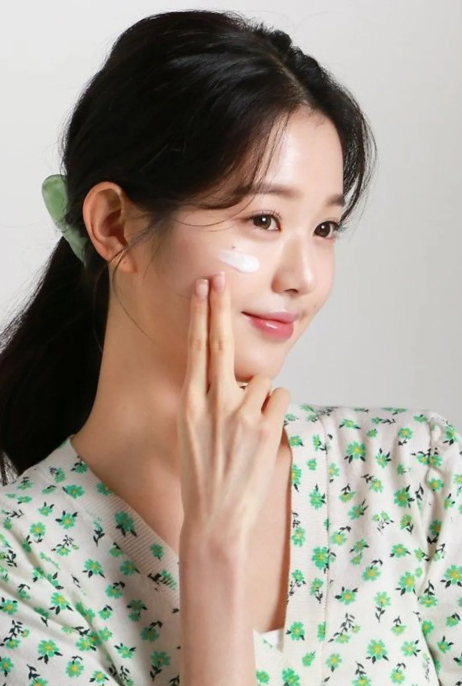 Nên thoa kem chống nắng hay kem lót trước mới đúng quy trình?