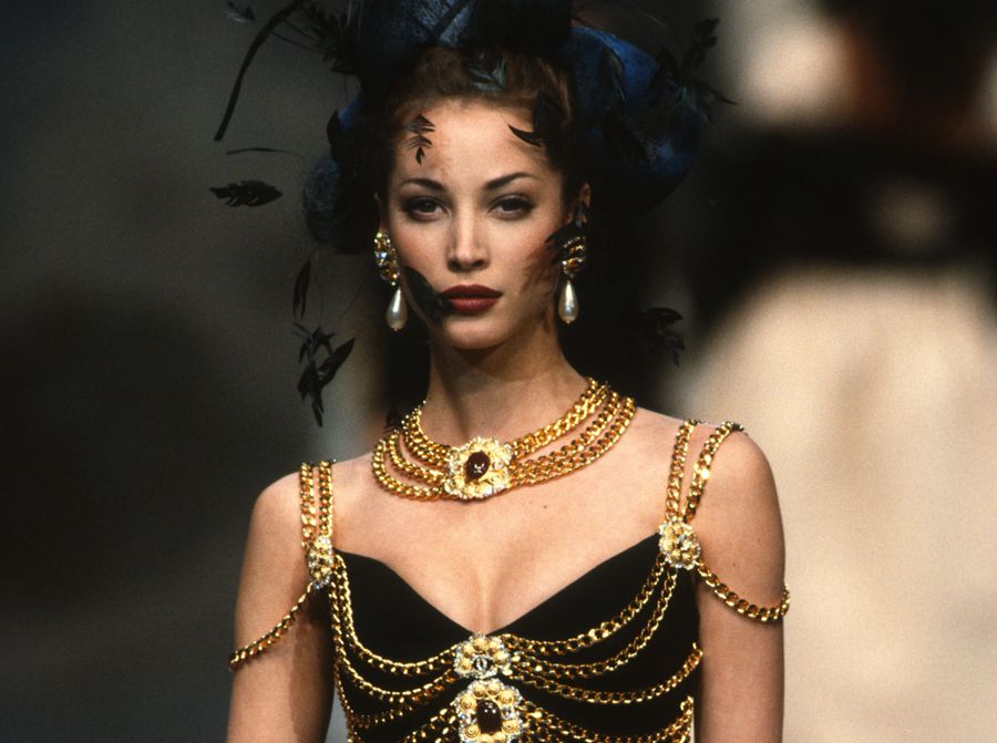 Phối trang sức vàng với trang phục họa tiết