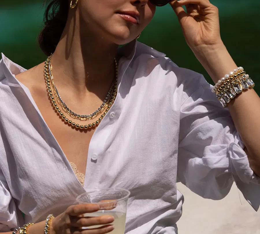 Phối trang sức vàng với đồ màu sáng nổi bật