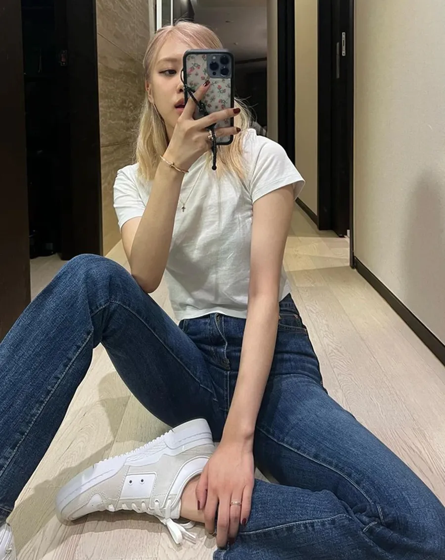 10 công thức mặc quần jeans và áo thun trắng trẻ trung, năng động