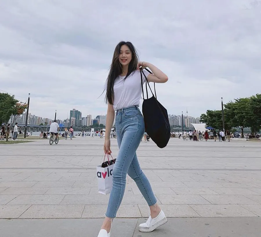 10 công thức mặc quần jeans và áo thun trắng trẻ trung, năng động