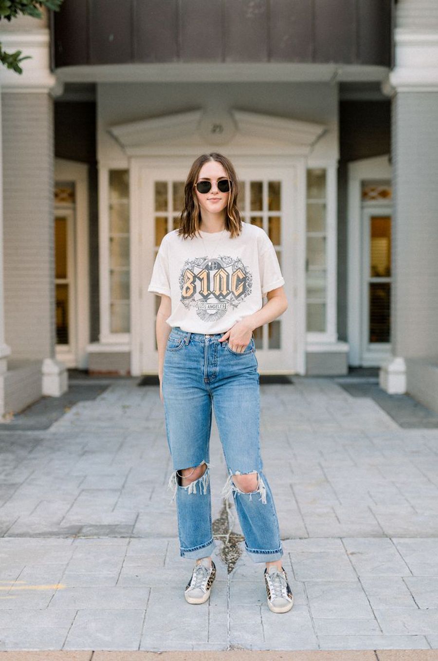 10 công thức mặc quần jeans và áo thun trắng trẻ trung, năng động