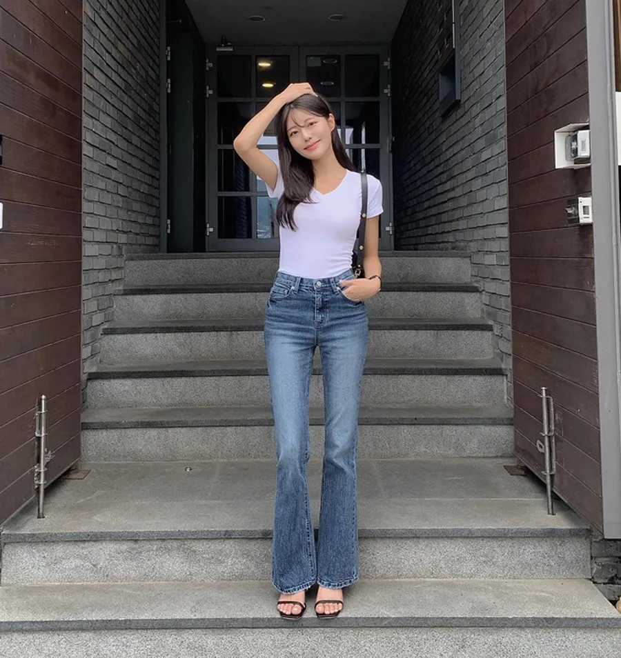 10 công thức mặc quần jeans và áo thun trắng trẻ trung, năng động