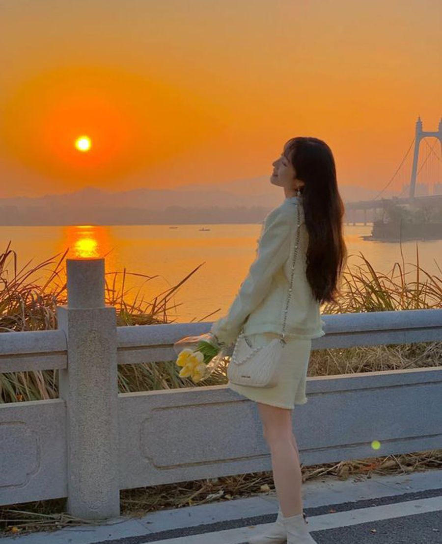 Top 23+ cách tạo dáng chụp ảnh hoàng hôn cực đẹp và lãng mạn