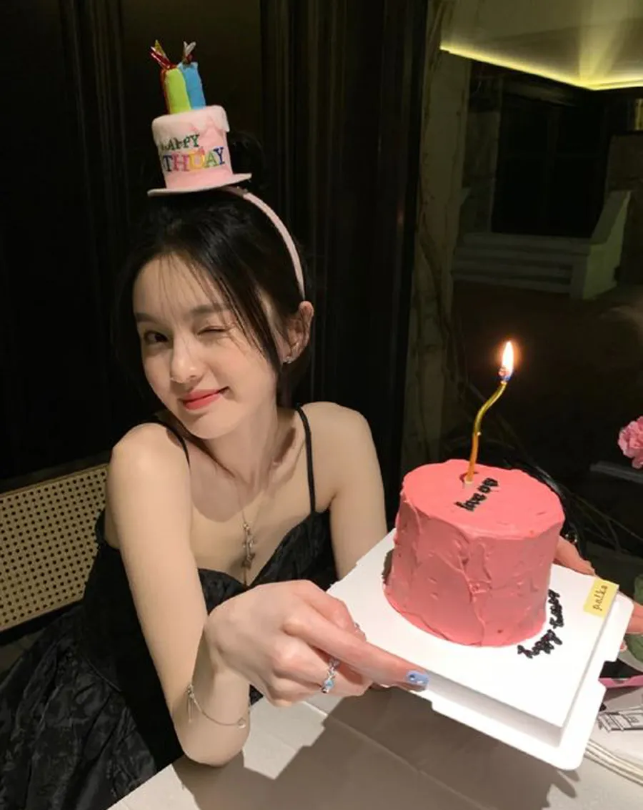 Gợi ý 18+ cách tạo dáng chụp ảnh với bánh sinh nhật sáng tạo và ấn tượng