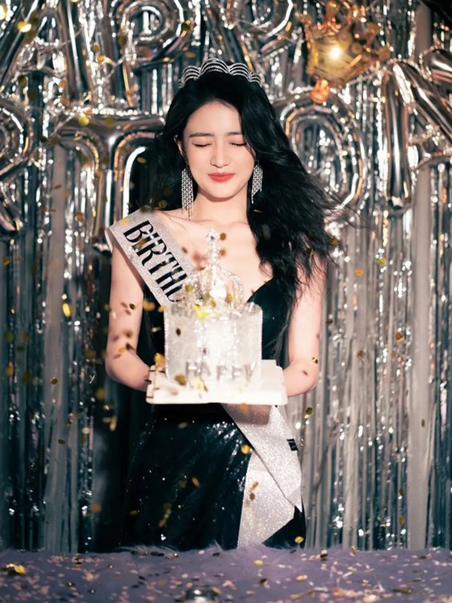 Gợi ý 18+ cách tạo dáng chụp ảnh với bánh sinh nhật sáng tạo và ấn tượng
