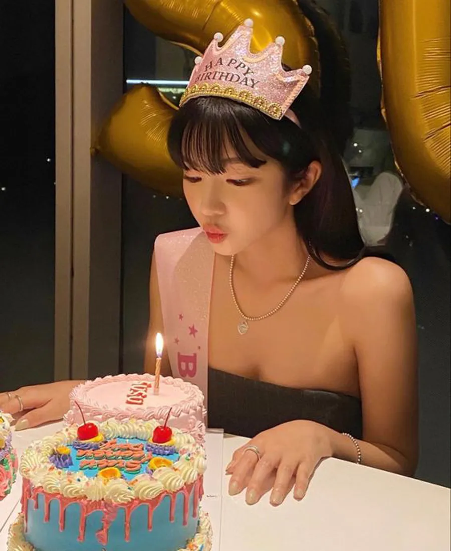 Gợi ý 18+ cách tạo dáng chụp ảnh với bánh sinh nhật sáng tạo và ấn tượng