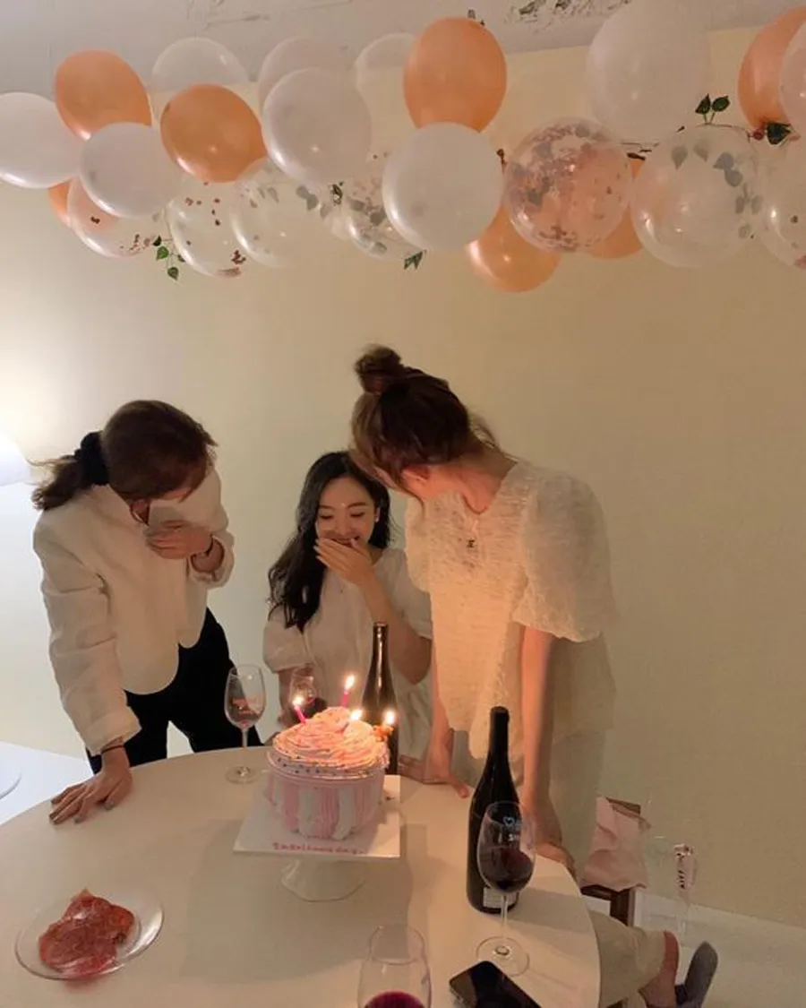 Gợi ý 18+ cách tạo dáng chụp ảnh với bánh sinh nhật sáng tạo và ấn tượng