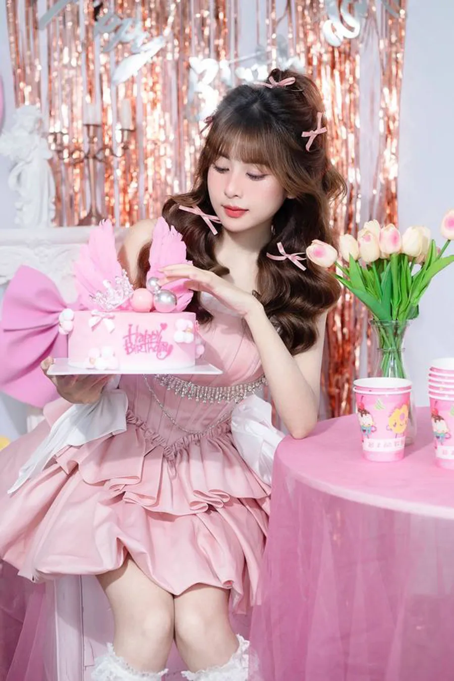 Gợi ý 18+ cách tạo dáng chụp ảnh với bánh sinh nhật sáng tạo và ấn tượng