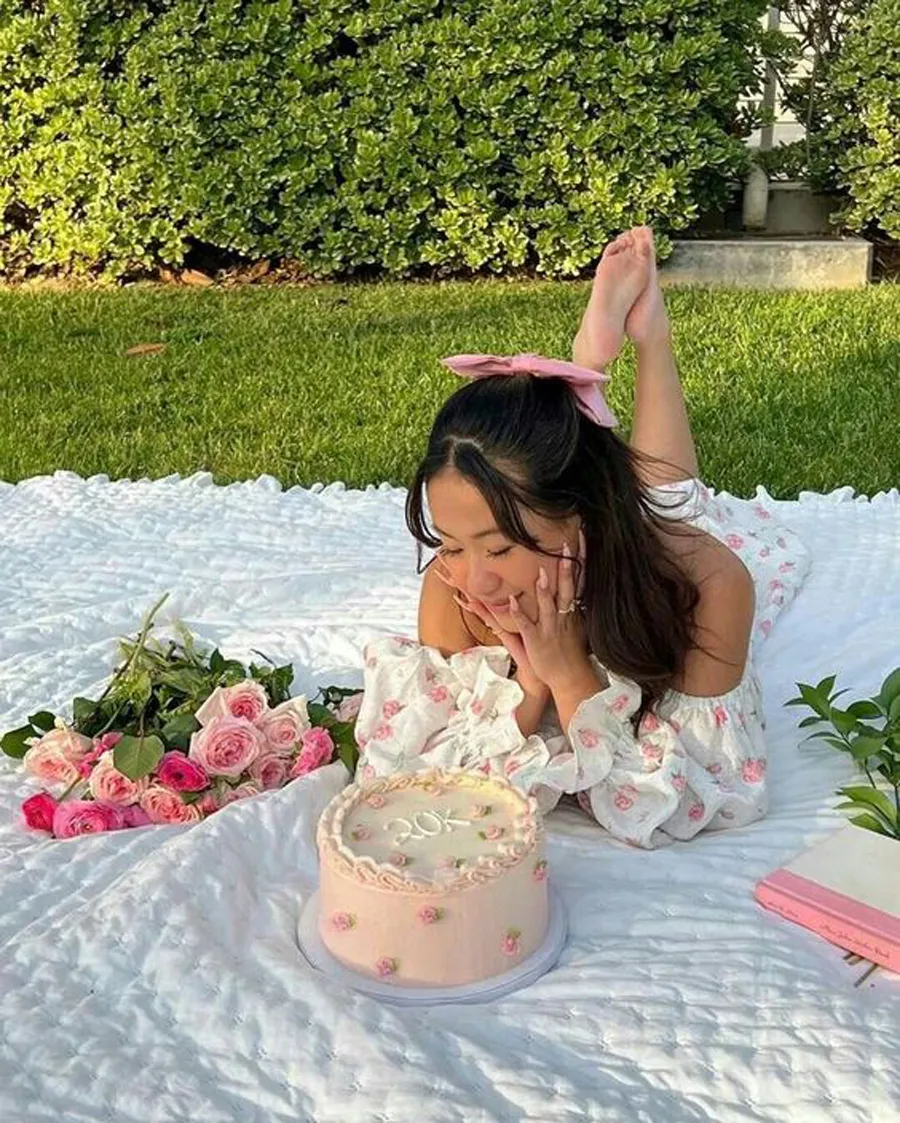 Gợi ý 18+ cách tạo dáng chụp ảnh với bánh sinh nhật sáng tạo và ấn tượng
