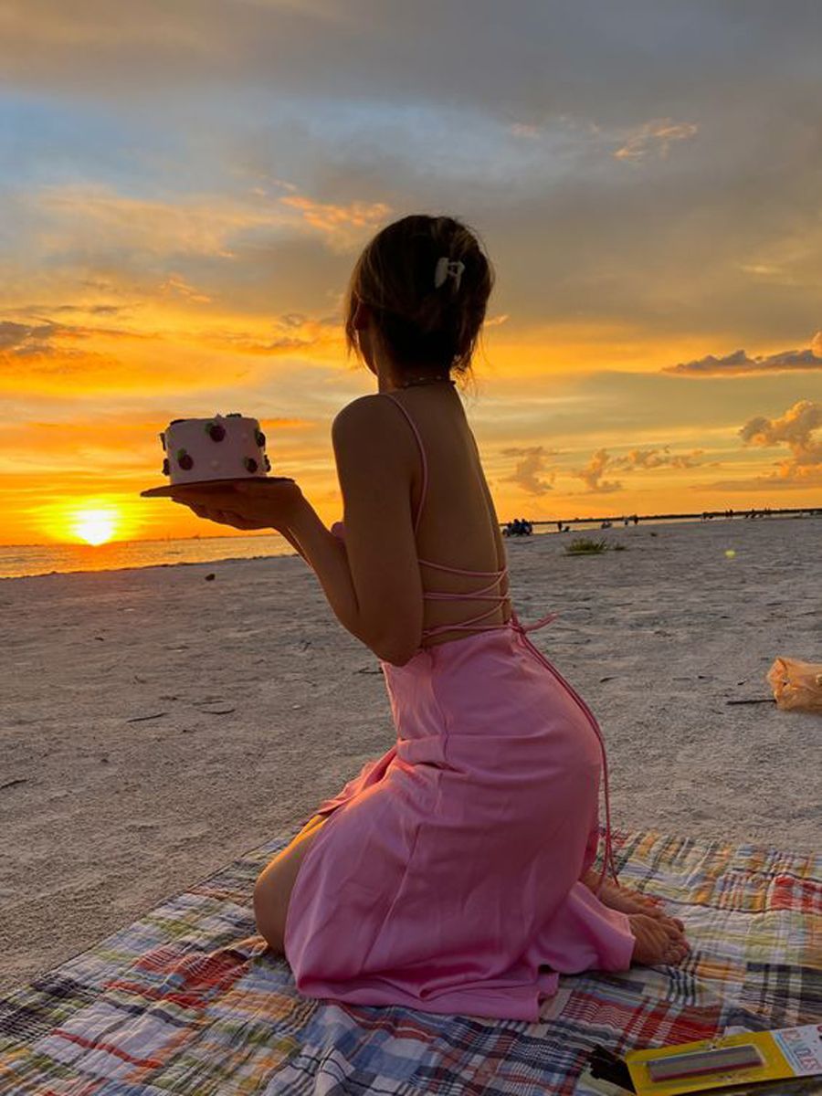 Gợi ý 18+ cách tạo dáng chụp ảnh với bánh sinh nhật sáng tạo và ấn tượng