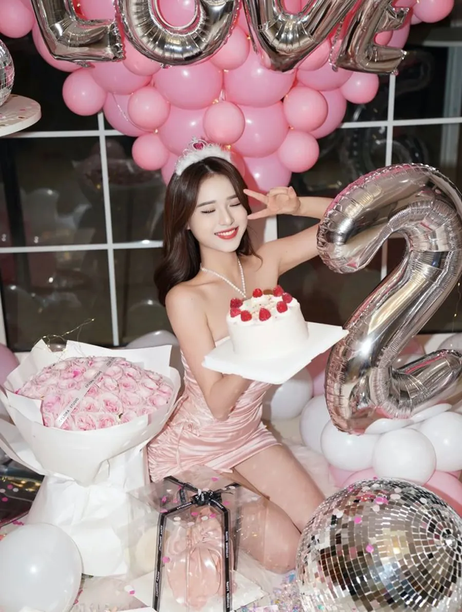 Gợi ý 18+ cách tạo dáng chụp ảnh với bánh sinh nhật sáng tạo và ấn tượng