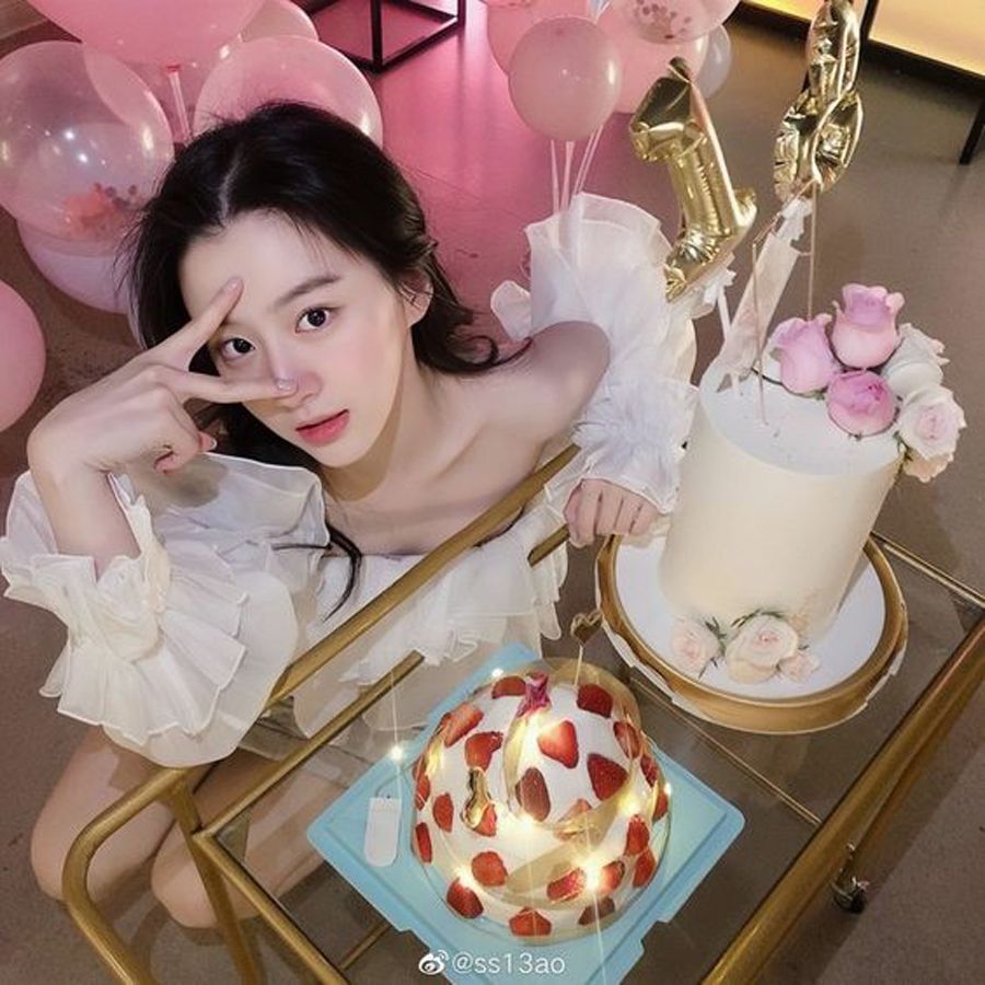 Gợi ý 18+ cách tạo dáng chụp ảnh với bánh sinh nhật sáng tạo và ấn tượng