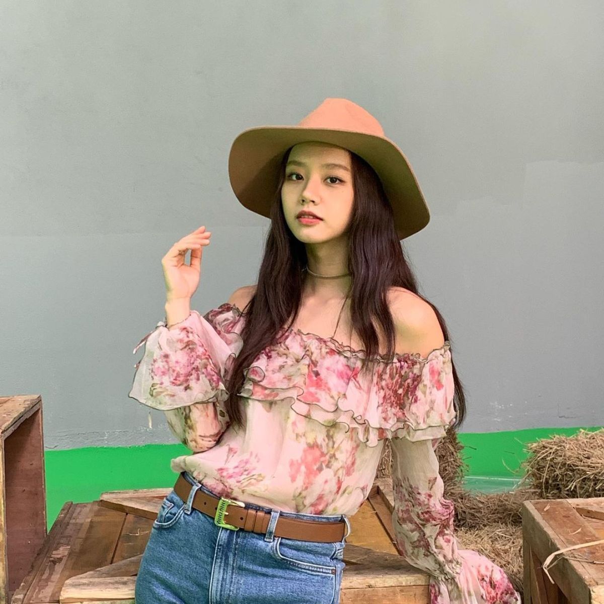 Phong cách phối đồ hàng ngày basic của Lee Hyeri - 6