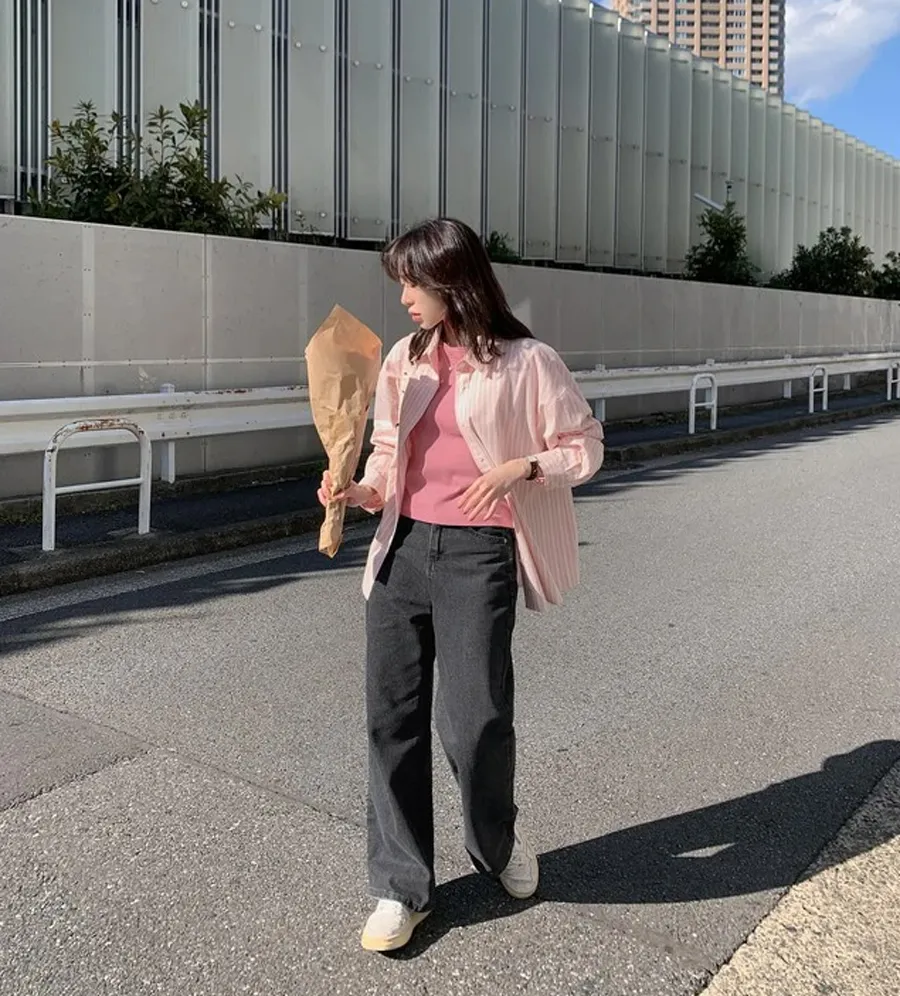 Trang phục màu pastel với giày sneaker trắng