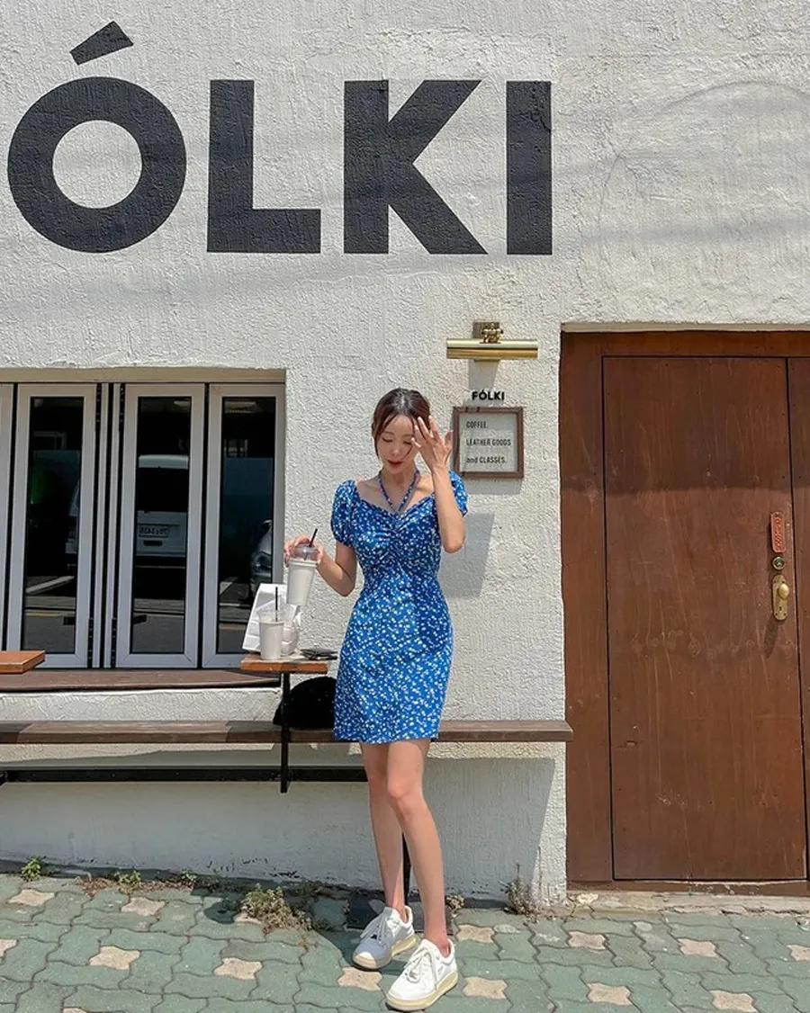 Váy hoa nhí phối cùng giày sneaker trắng