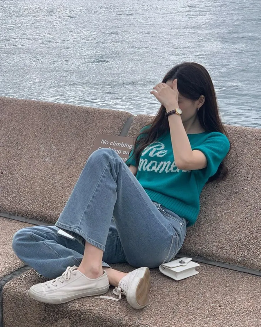 Áo len cộc tay kết hợp với quần jeans và giày sneaker trắng