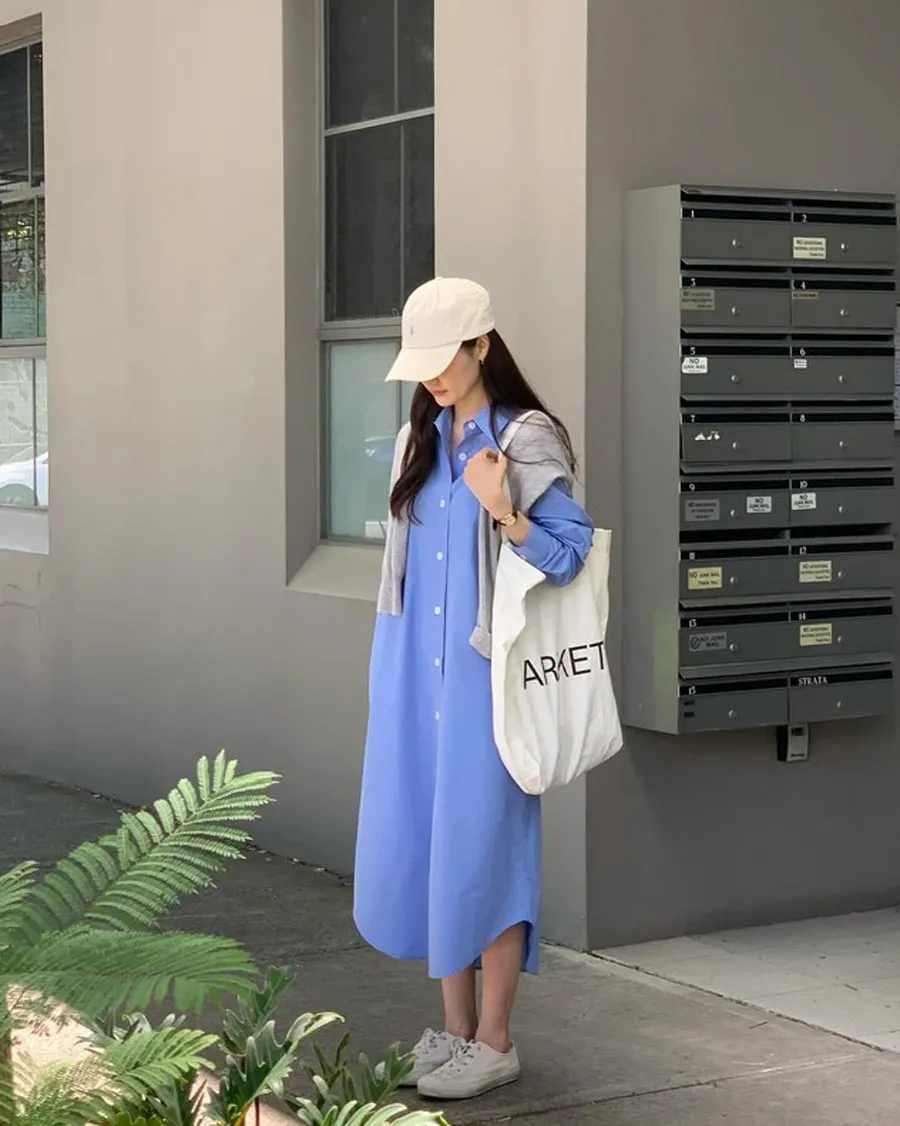 Váy sơ mi cùng giày sneaker trắng 