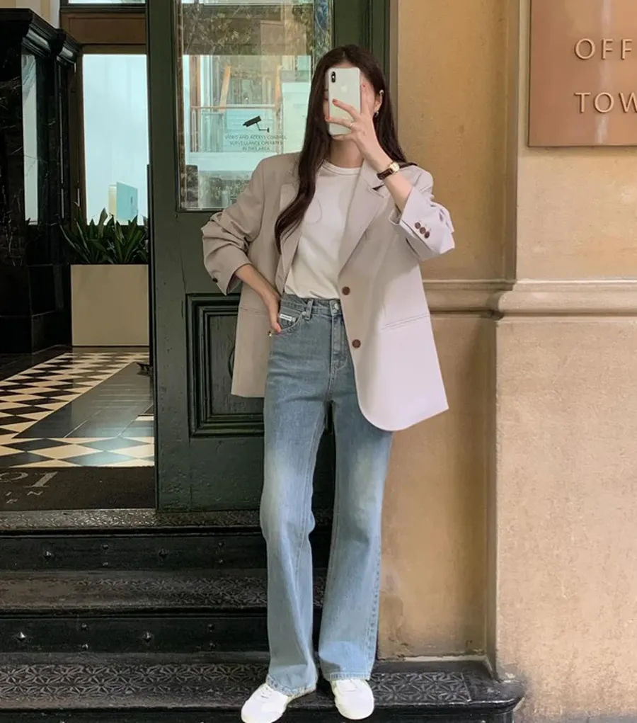 Áo blazer + áo thun + quần jeans + sneaker trắng 