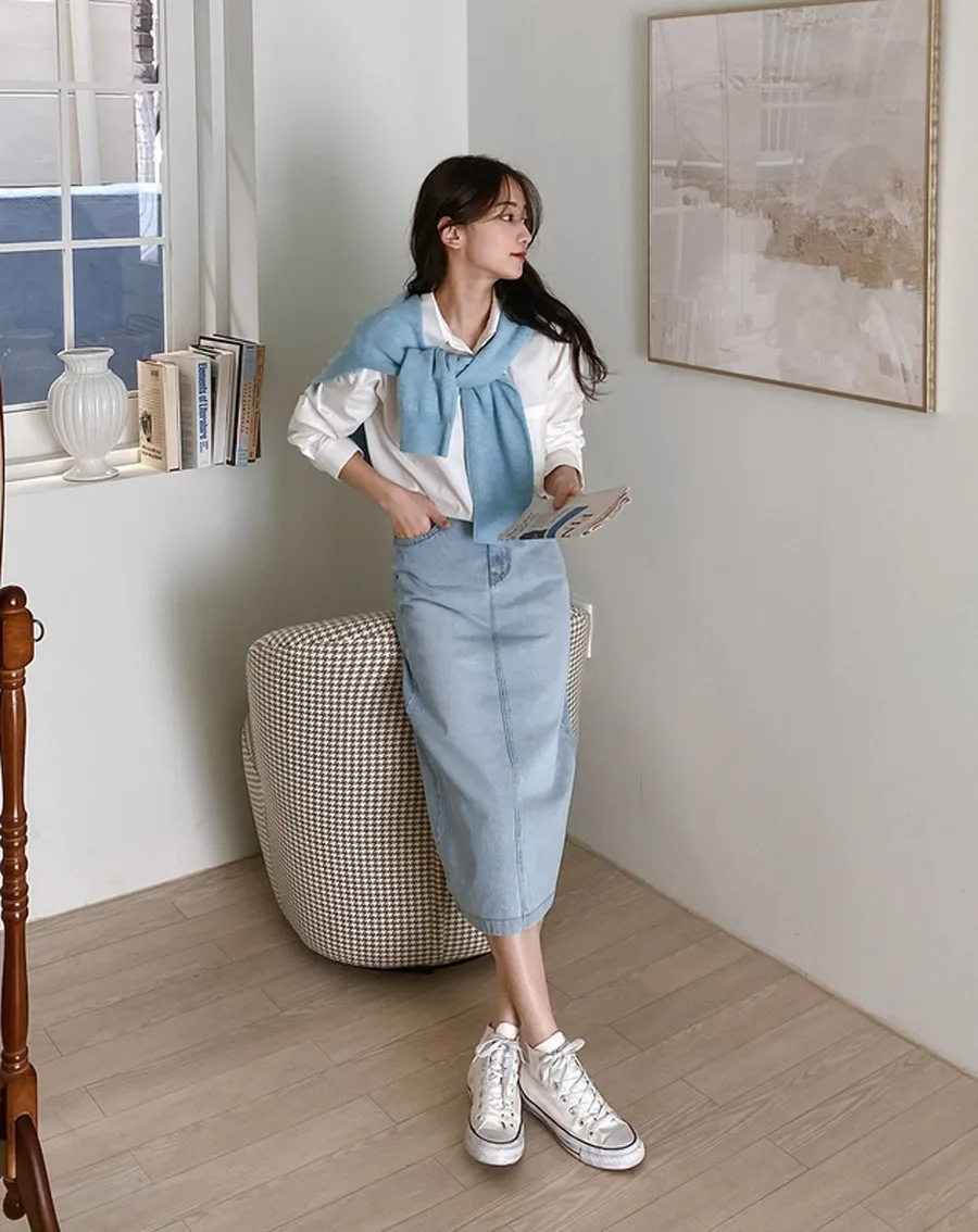 Áo sơ mi trắng + chân váy denim + giày sneaker trắng 