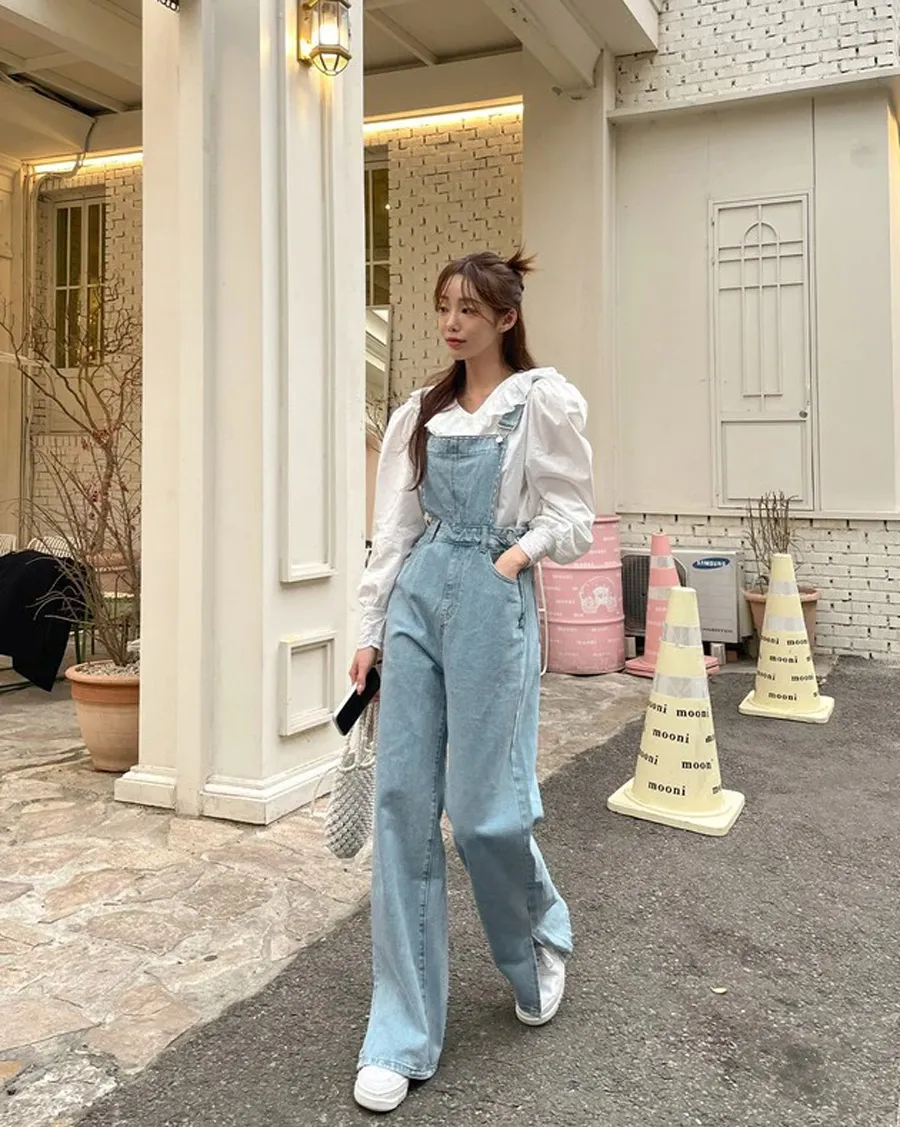 Áo blouse trắng kết hợp với quần yếm denim và sneaker trắng