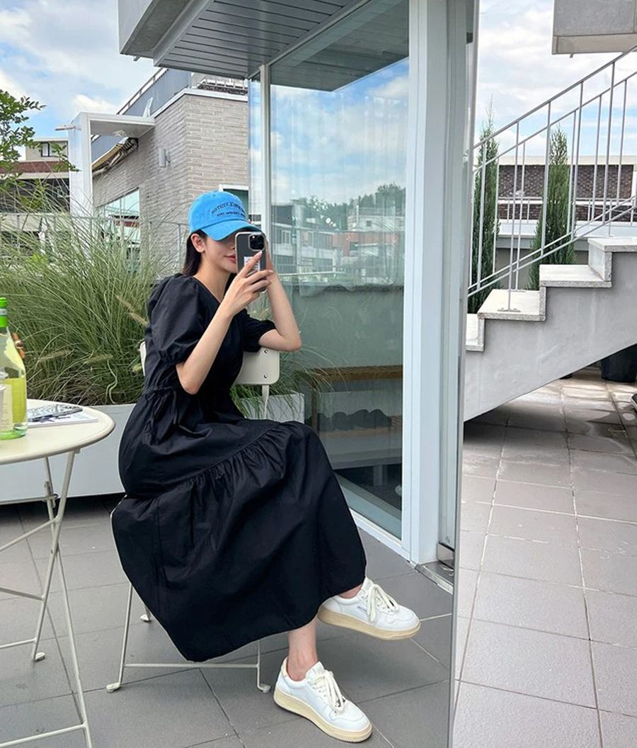 Váy dáng suông và giày sneaker trắng 