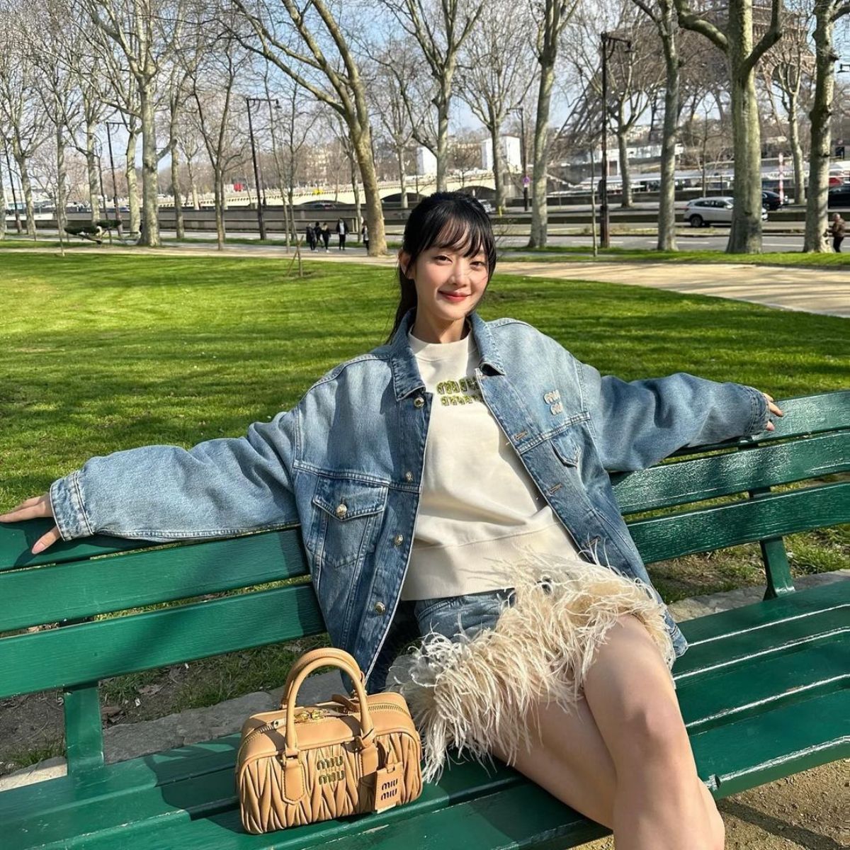 Xu hướng thời trang denim on denim được các IT girl lăng xê nhiệt tình