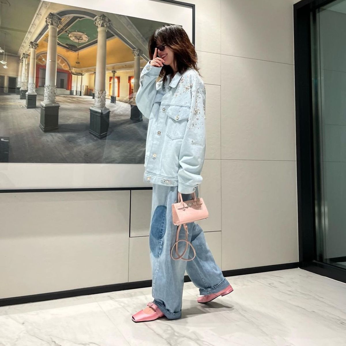 Xu hướng thời trang denim on denim được các IT girl lăng xê nhiệt tình