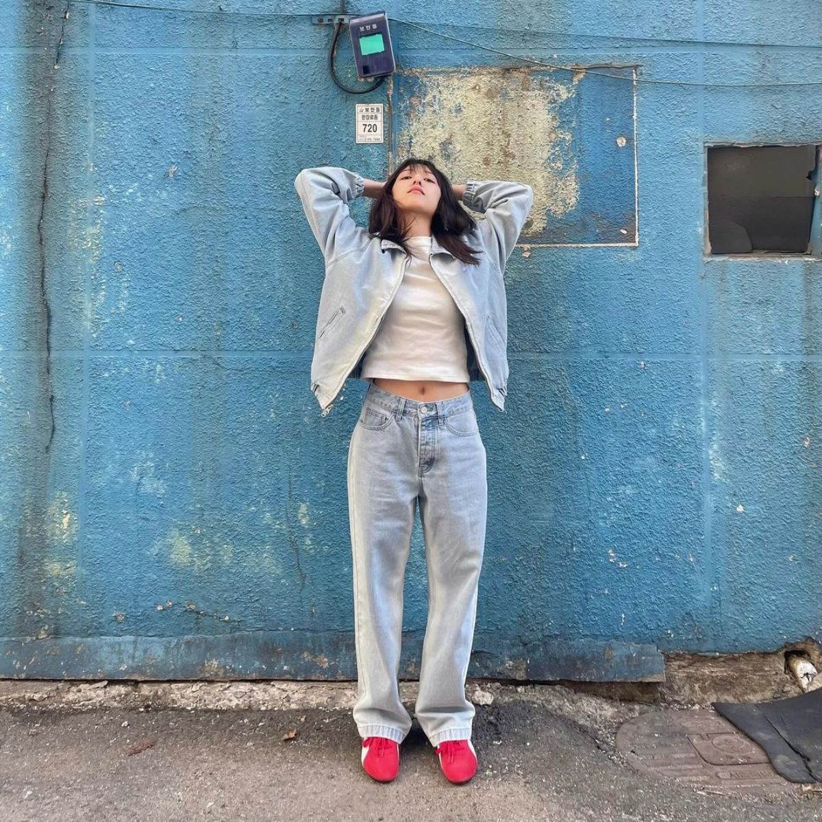 Xu hướng thời trang denim on denim được các IT girl lăng xê nhiệt tình