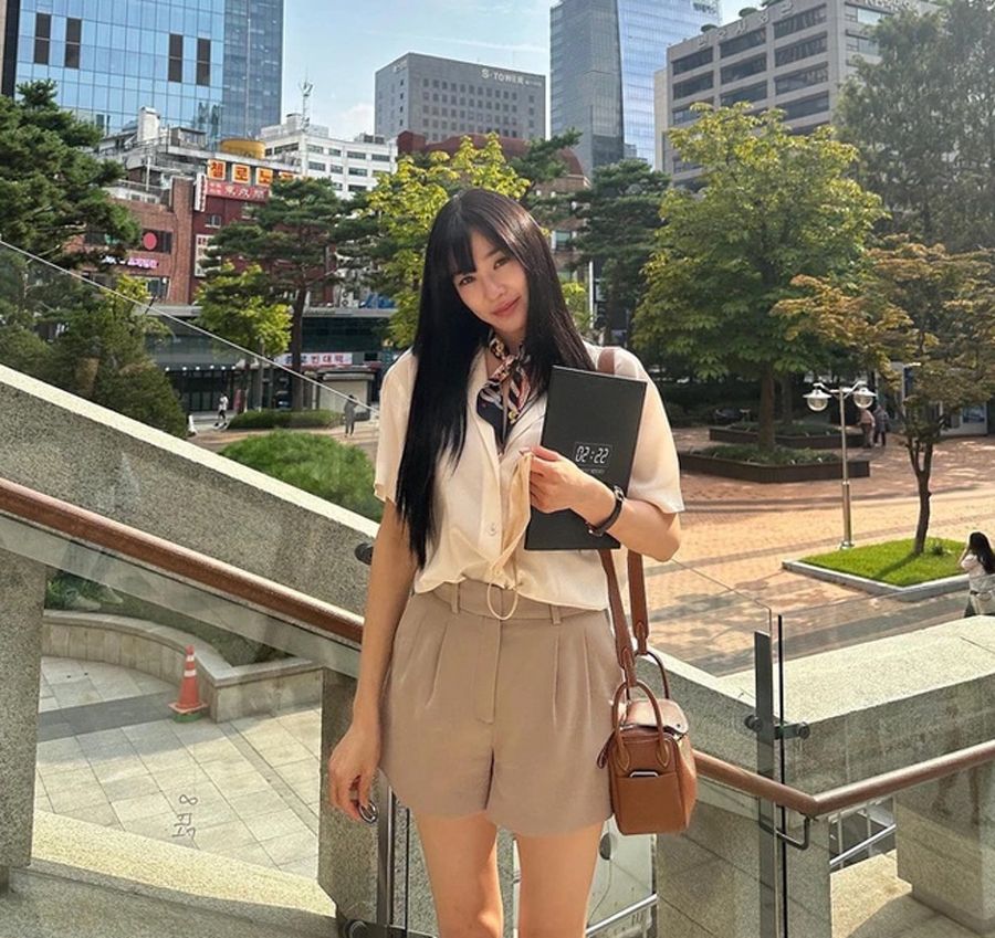 Áo sơ mi trắng và quần short ống rộng