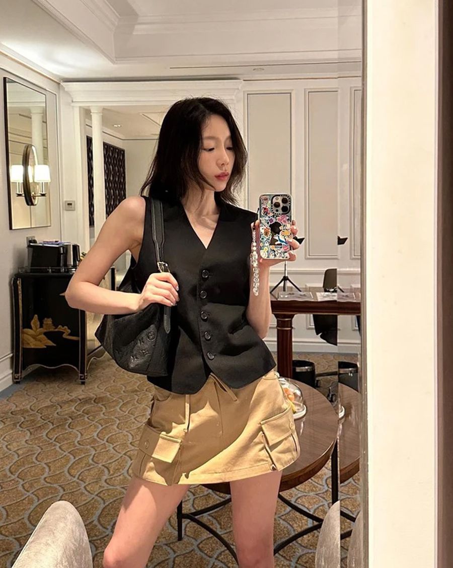 Mix chân váy ngắn và áo gile