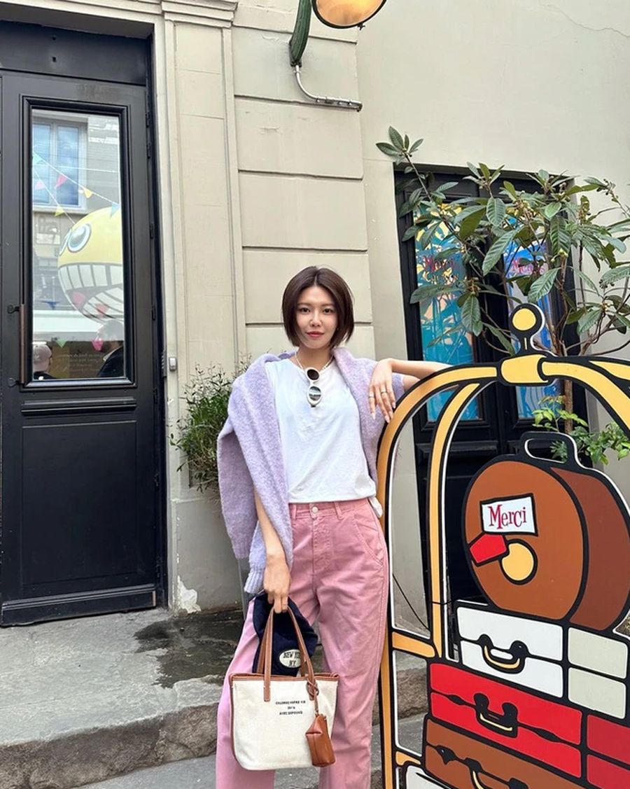 Mặc trang phục màu pastel trẻ trung