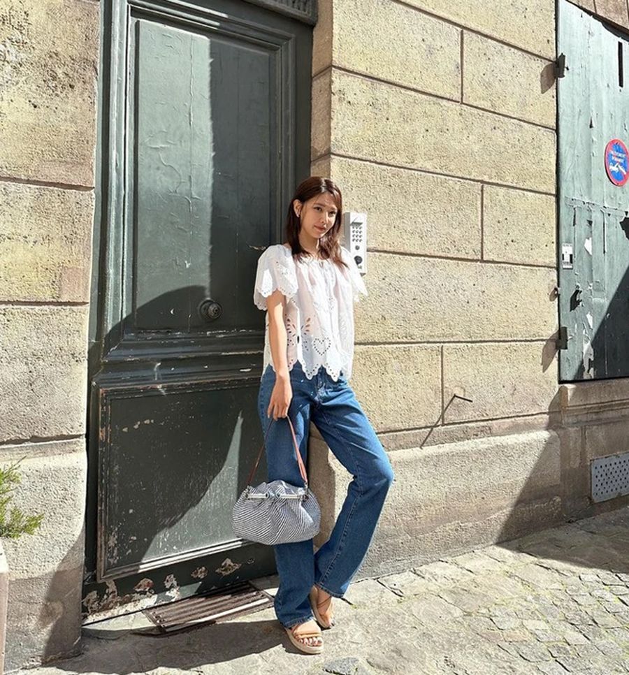 Áo blouse trắng và quần jeans xanh