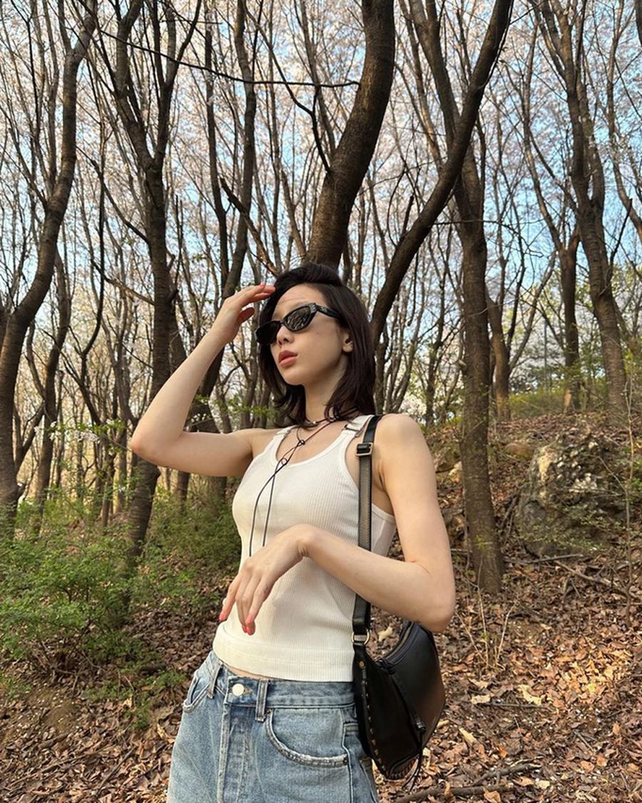 Áo tank top và quần jeans trẻ trung