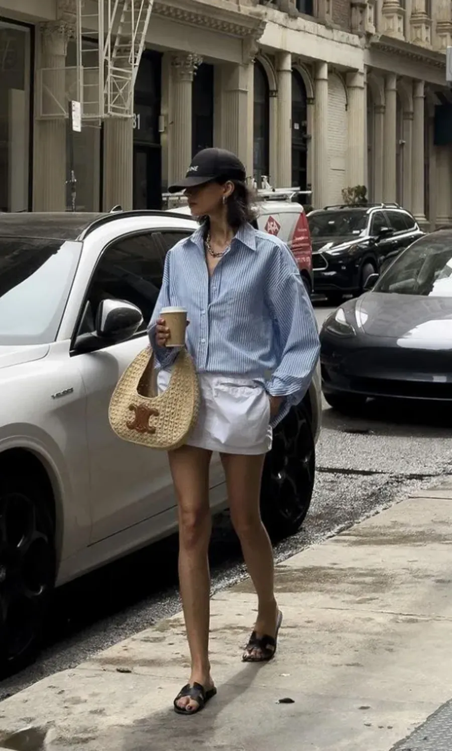 Áo sơ mi kẻ dọc xanh trắng được Vogue gọi là “item vạn năng”: Mặc tỷ năm vẫn đẹp