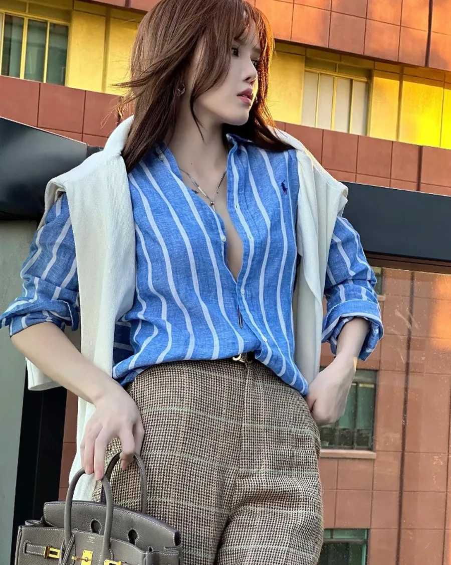 Áo sơ mi kẻ dọc xanh trắng được Vogue gọi là “item vạn năng”: Mặc tỷ năm vẫn đẹp