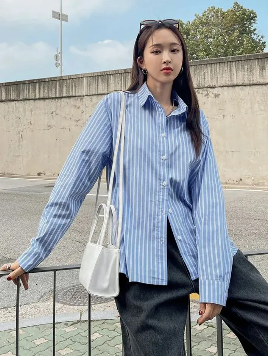 Áo sơ mi kẻ dọc xanh trắng được Vogue gọi là “item vạn năng”: Mặc tỷ năm vẫn đẹp