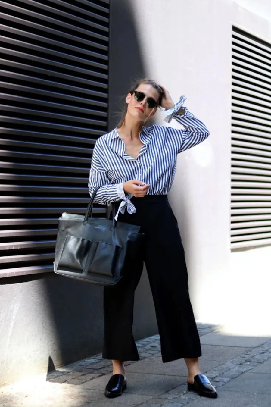 Áo sơ mi kẻ dọc xanh trắng được Vogue gọi là “item vạn năng”: Mặc tỷ năm vẫn đẹp