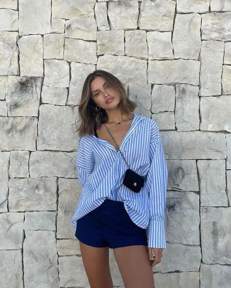 Áo sơ mi kẻ dọc xanh trắng được Vogue gọi là “item vạn năng”: Mặc tỷ năm vẫn đẹp