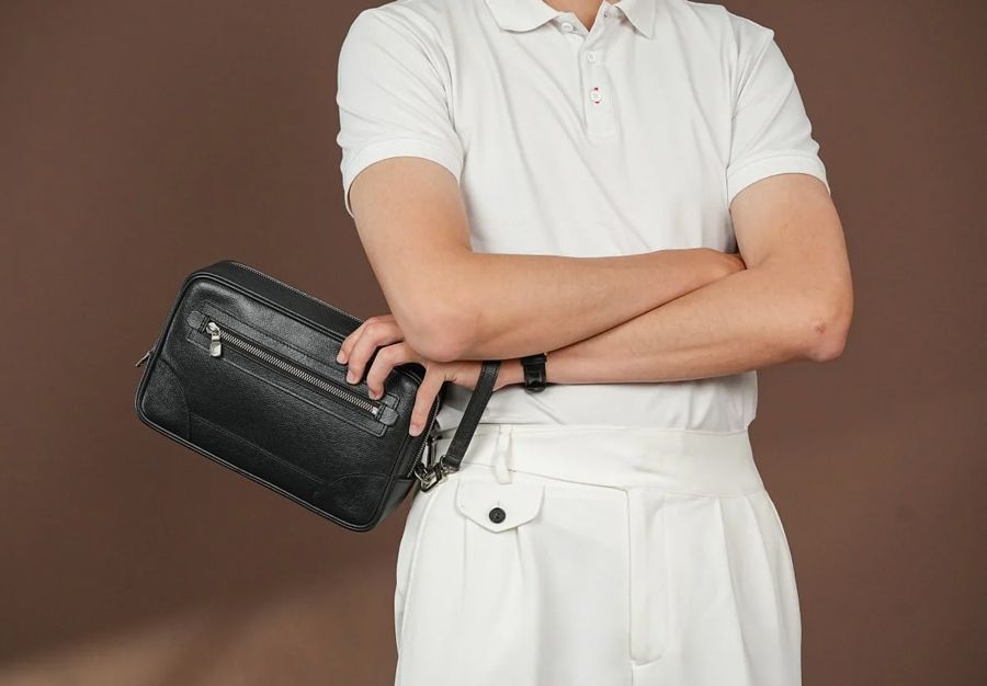 Phối đồ với ví cầm tay nam cùng quần short và áo polo