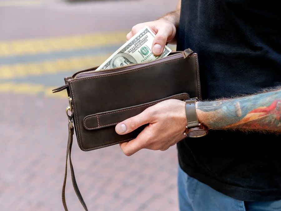 Phối ví cầm tay trẻ trung cùng quần jeans áo phông