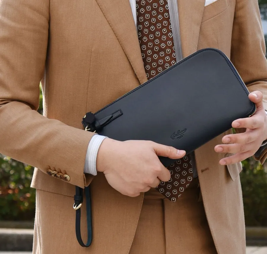 Mix vest nam thời trang với ví cầm tay