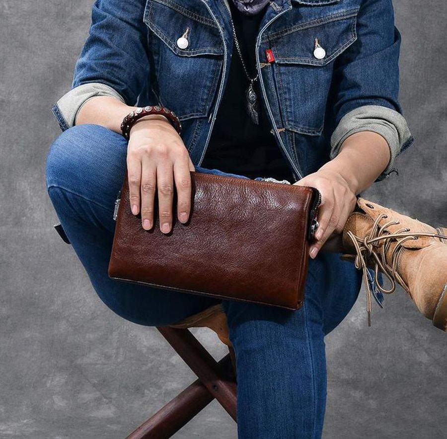 Phối ví cầm tay nam với phong cách đường phố bụi bặm