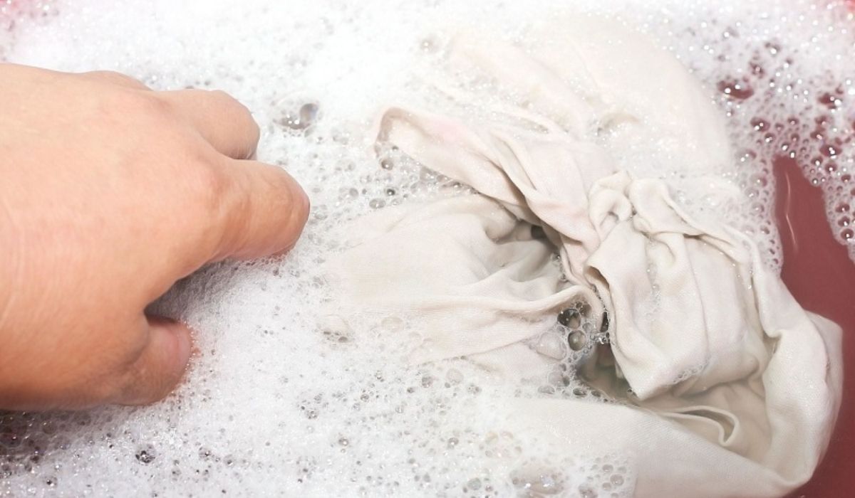 Cách tẩy áo trắng bị ố vàng bằng Javen thân thiện với làn da, đảm bảo trắng sạch tinh tươm