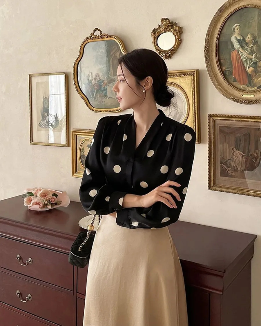 Kết hợp đồ họa tiết với trang phục trơn màu 