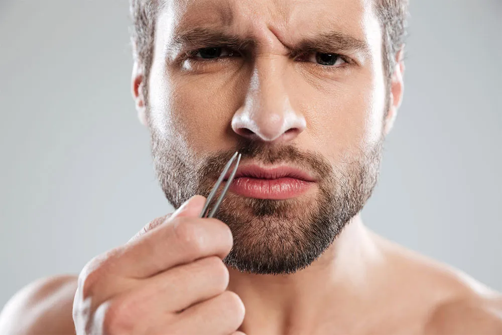 Nhổ râu có sao không? Nên cạo râu hay nhổ râu thì tốt hơn?