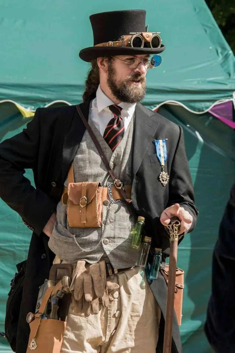 Phong cách Steampunk là gì? Khám phá những outfit Steampunk độc đáo