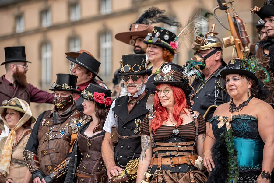 Phong cách Steampunk là gì? Khám phá những outfit Steampunk độc đáo